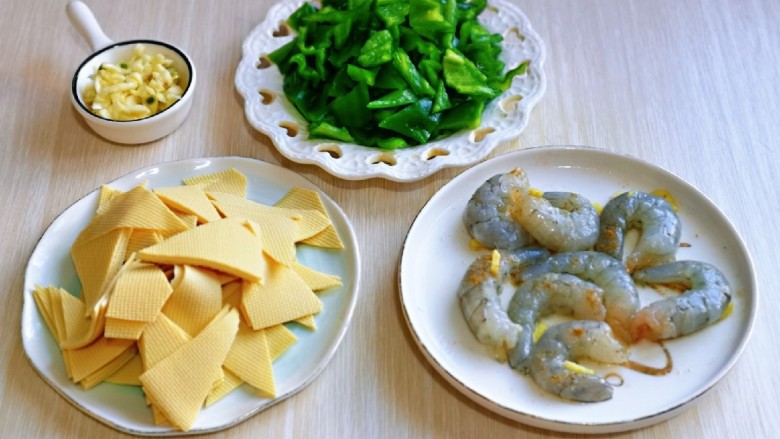 青椒炒豆腐,<a style='color:red;display:inline-block;' href='/shicai/ 2794'>大蒜</a>去皮切碎,准备工作完成。
