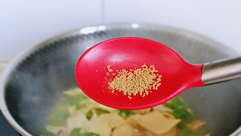 青椒炒豆腐,加入鸡鲜调味料,可以关火。