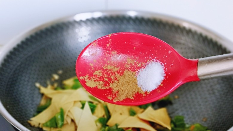 青椒炒豆腐,再按个人口味加入盐,十三香翻炒均匀。