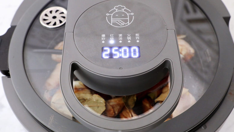 鸡腿炖土豆,盖上锅盖,选择红烧程序