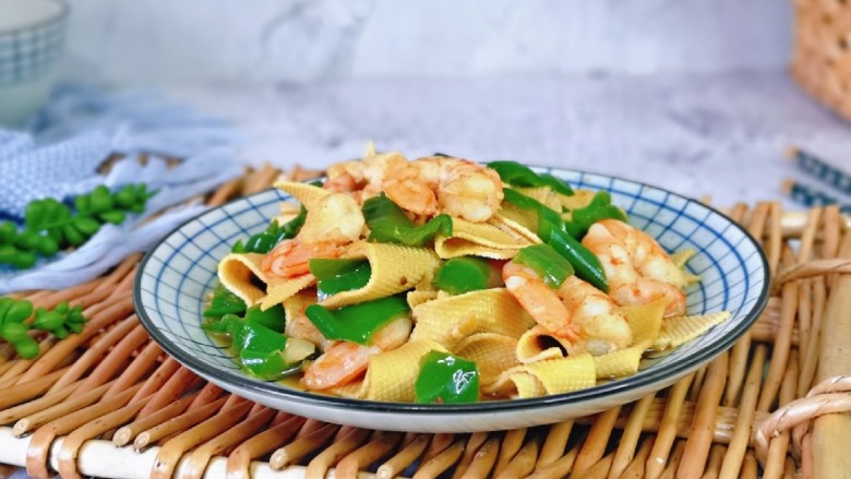 青椒炒豆腐,盛出装盘,简单快手家常菜。