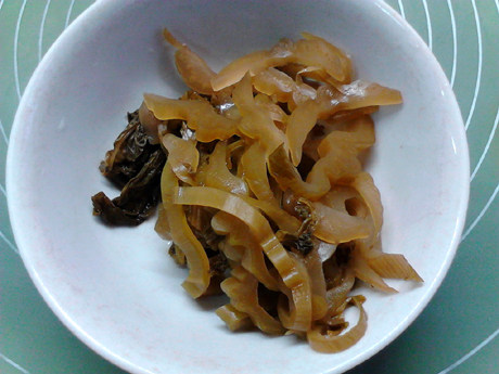 酸菜羊肉,煮羊肉的时候,将酸菜洗净,切成丝,