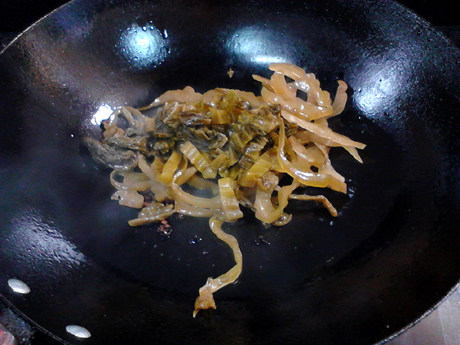 酸菜羊肉,倒入酸菜,煸炒几分钟。