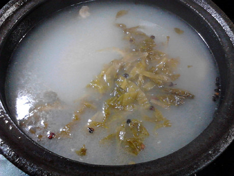 酸菜羊肉,然后连酸菜带水一起倒入煮好的羊肉汤中,大火煮沸后转小火继续煮约半小时。
