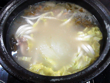 酸菜羊肉,加入白菜丝和粉丝,煮至熟透,