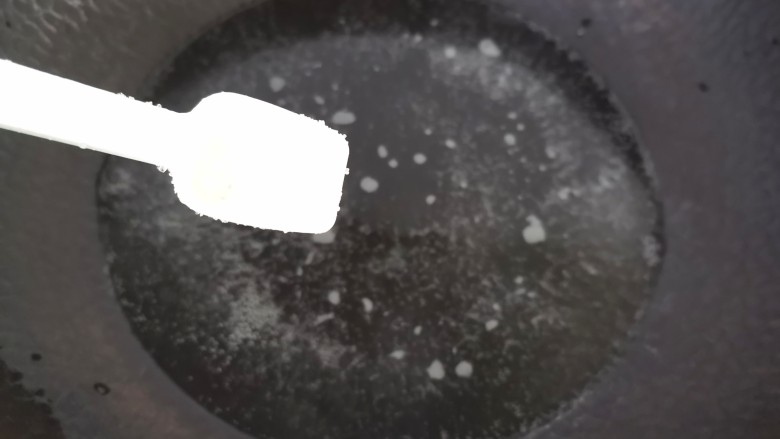 蒜蓉蚝油生菜,锅中水烧开,加入少许盐,几滴油