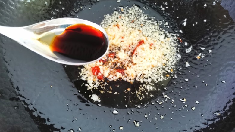 蒜蓉蚝油生菜,关火,加入<a style='color:red;display:inline-block;' href='/shicai/ 788'>生抽</a>