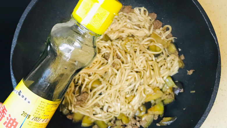茄子焖面,最后淋上少许香油提香,就可以关火起锅装盘了