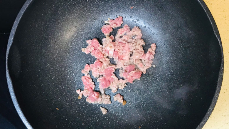 茄子焖面,打散,翻炒至略微变色