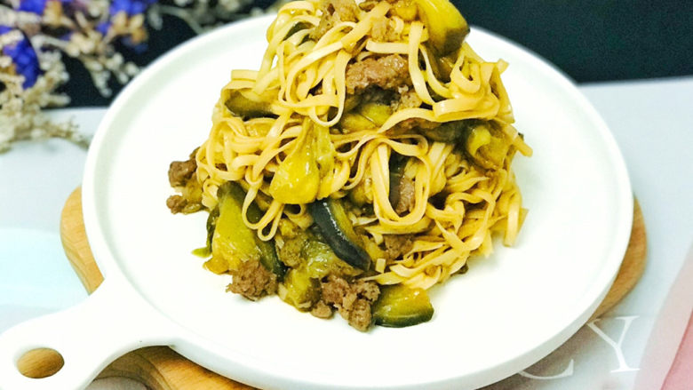 茄子焖面,非常美味的茄子焖面,兼顾蔬菜与主食,一碗足矣