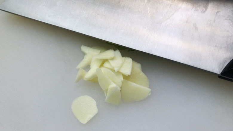 青椒炒豆腐,大蒜切片;