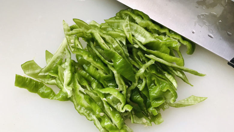 青椒炒豆腐,<a style='color:red;display:inline-block;' href='/shicai/ 61'>青椒</a>斜切成丝或者切段;