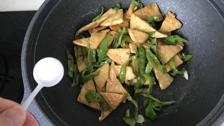 青椒炒豆腐,加适量的盐;
