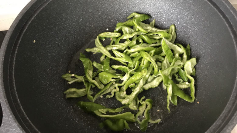 青椒炒豆腐,锅里倒底油,炒青椒;