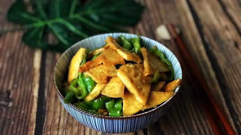 青椒炒豆腐,一道好似荤菜的豆腐素菜完成!