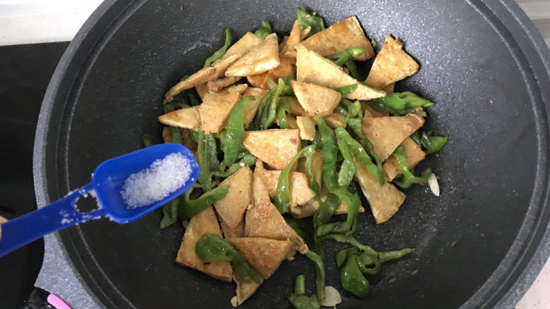 青椒炒豆腐,加白糖提鲜;