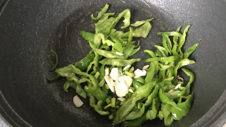 青椒炒豆腐,放葱蒜;