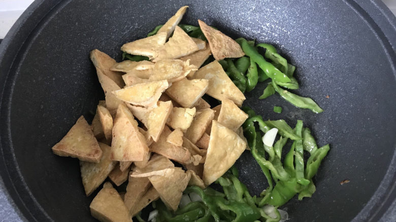 青椒炒豆腐,加入煎好的豆腐轻轻翻炒;
