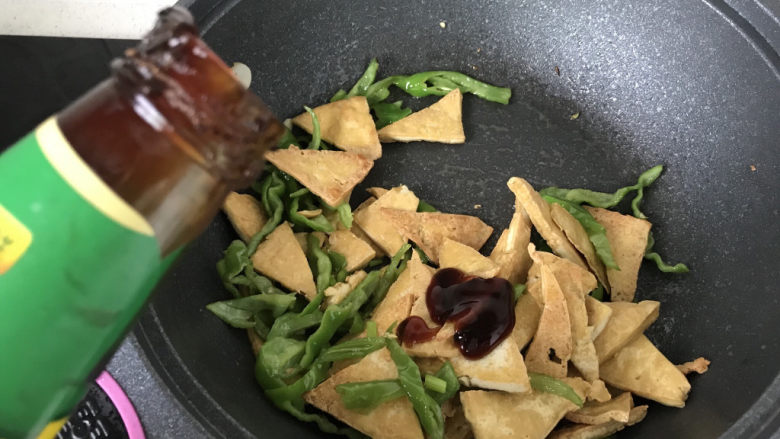青椒炒豆腐,加少许<a style='color:red;display:inline-block;' href='/shicai/ 721'>蚝油</a>;