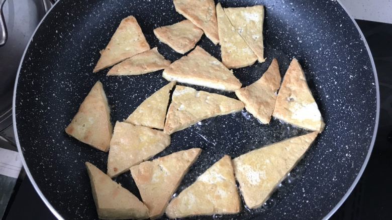 青椒炒豆腐,两面金黄,出锅备用;