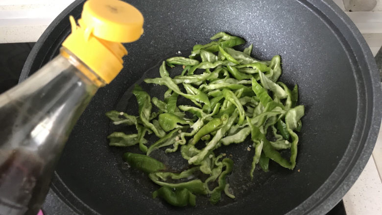 青椒炒豆腐,刚放入青椒,马上倒一丢丢<a style='color:red;display:inline-block;' href='/shicai/ 768'>香醋</a>,会让青椒更有风味;