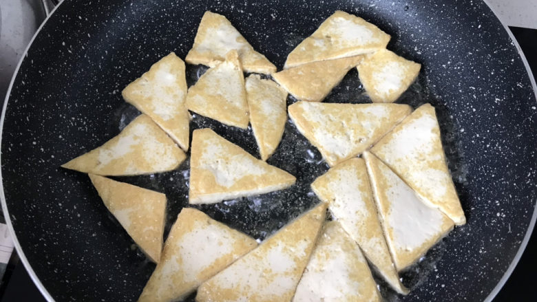 青椒炒豆腐,煎到金黄翻面;
