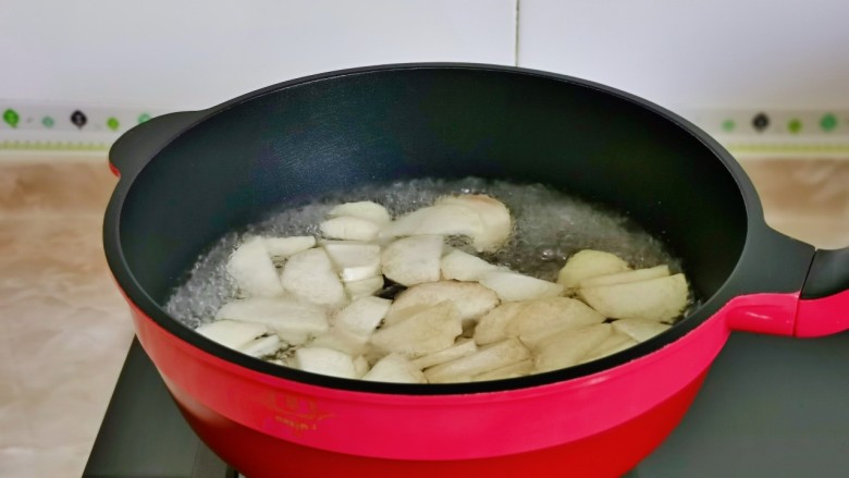 香菇炒肉片,杏鲍菇焯水,冷水下锅烧开煮熟,捞出淋干水分备用。
