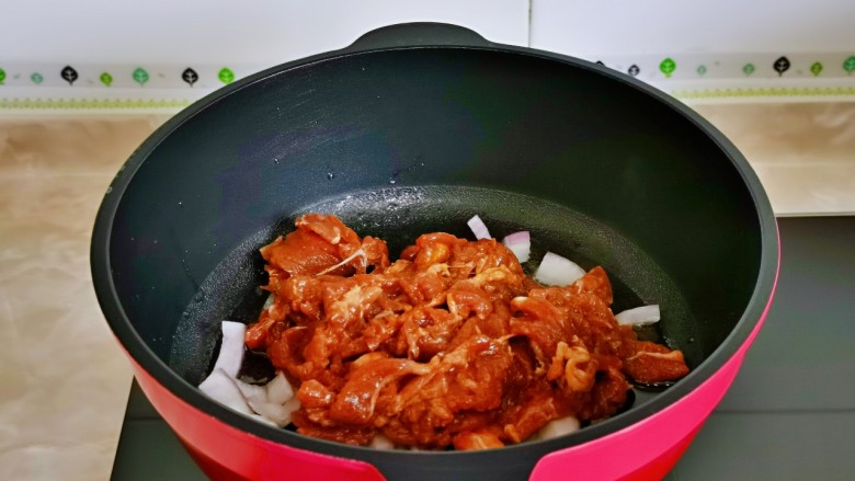 香菇炒肉片,再加入腌制好的牛肉。