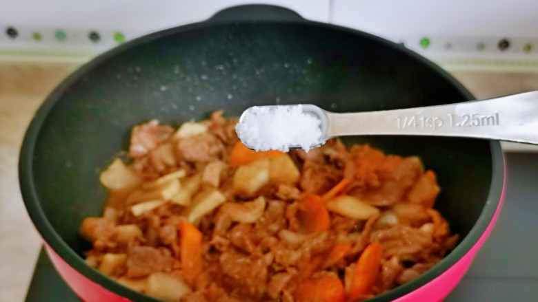 香菇炒肉片,按个人口味加入盐,快速翻炒。