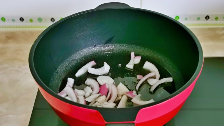 香菇炒肉片,起油锅,加入洋葱煸炒。