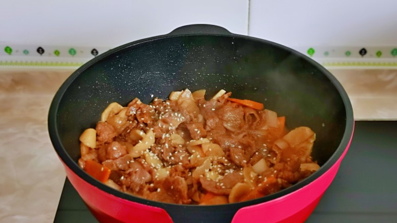 香菇炒肉片,撒上<a style='color:red;display:inline-block;' href='/shicai/ 141911'>熟白芝麻</a>,翻炒均匀关火出锅。