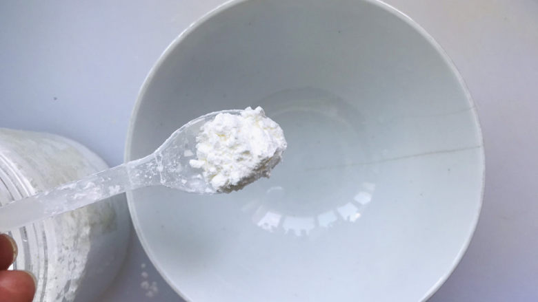 青椒炒豆腐,煎豆腐时,调个水淀粉,1勺玉米淀粉放入碗中;