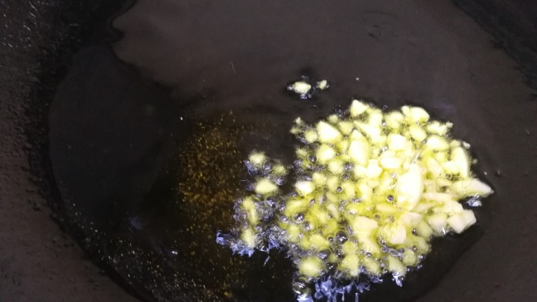 西葫芦炒火腿,放入一半蒜末,小火炒出蒜香。