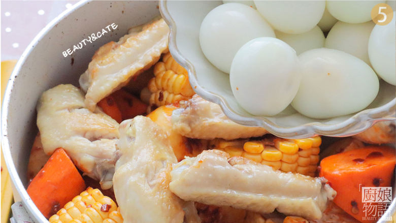天热没食欲?那你一定要试试这份专治没胃口的香辣鸡翅煲!,再放入鸡翅和煮好的<a style='color:red;display:inline-block;' href='/shicai/ 12'>鹌鹑蛋</a>翻炒均匀