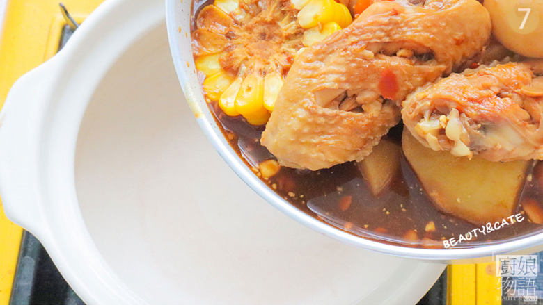 天热没食欲?那你一定要试试这份专治没胃口的香辣鸡翅煲!,烧开后把全部食材倒入砂锅中,开小火继续焖煮20分钟