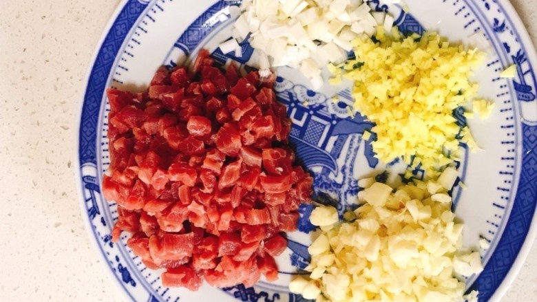 香菇牛肉酱,把牛肉切成小碎丁,<a style='color:red;display:inline-block;' href='/shicai/ 3250'>葱</a>姜蒜切碎