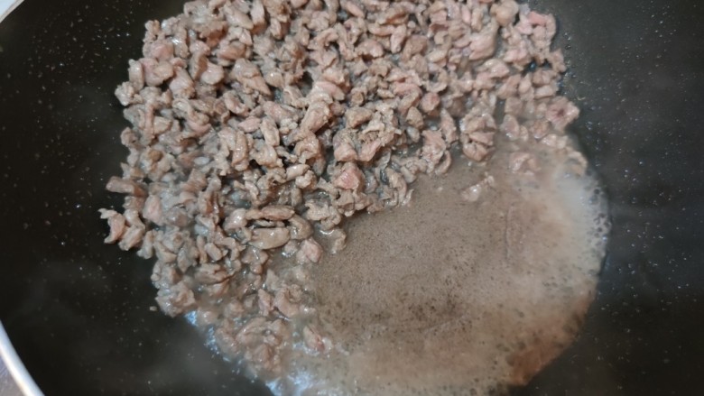 香菇牛肉酱, 锅中加入稍微多一点的油,将牛肉滑至变色,捞出备用