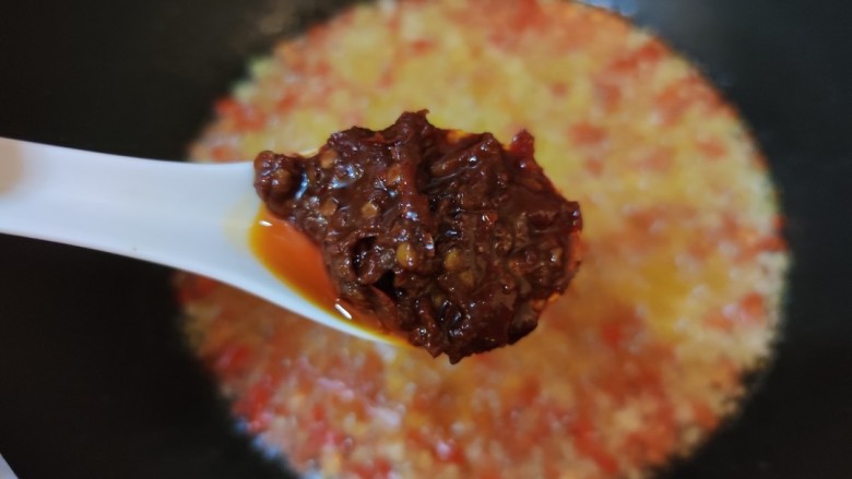香菇牛肉酱,加入<a style='color:red;display:inline-block;' href='/shicai/ 705'>豆瓣酱</a>,炒出红油