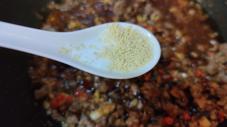 香菇牛肉酱,加入适量的盐和<a style='color:red;display:inline-block;' href='/shicai/ 756'>鸡精</a>,小火慢炖20分钟左右,将肉酱中的水分煸干