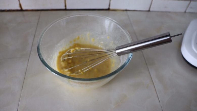 小巧杯子蛋糕,然后加入蛋黄与<a style='color:red;display:inline-block;' href='/shicai/ 219'>牛奶</a>搅拌均匀。