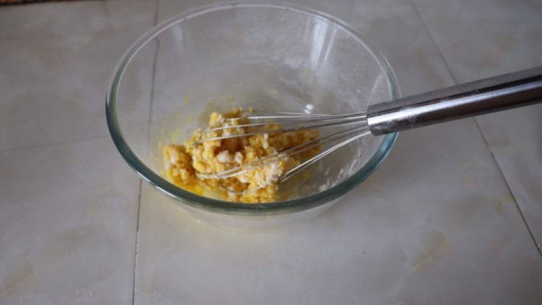 小巧杯子蛋糕,<a style='color:red;display:inline-block;' href='/shicai/ 140122'>玉米油</a>加热，加入面粉中搅拌成面糊。