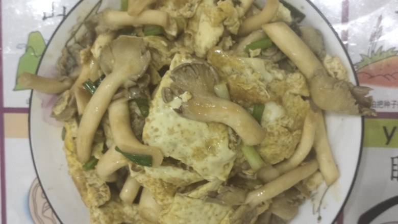 平菇炒鸡蛋,出锅,装盘