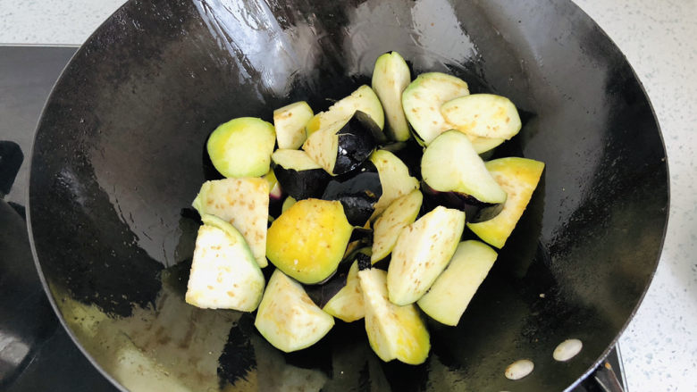 茄子焖面,锅里倒入适量食用油,倒入茄子翻炒均匀。