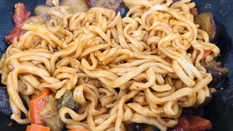 茄子焖面,用筷子把面条打散,避免粘在一起。