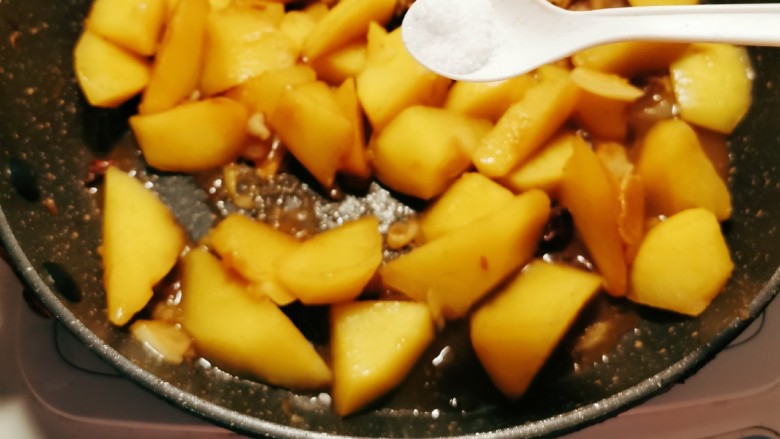 鸡腿炖土豆,经过炖煮 土豆吸饱了汤汁 绵软入味 加盐调整味道。