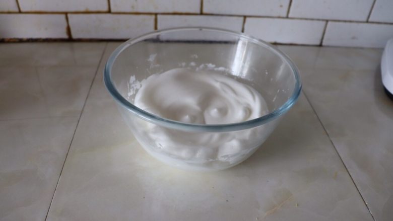 小巧杯子蛋糕,细砂糖一次性的全部加入，打至硬性发泡，小尖角。