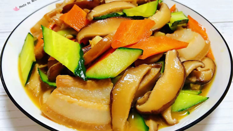 香菇炒肉片,营养丰富的香菇炒肉片装入盘中就大功告成了