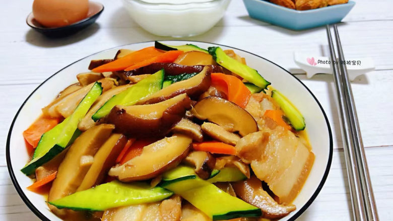 香菇炒肉片,搭配一碗鲜牛奶、鸡蛋、坚果营养爆棚