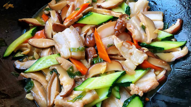 香菇炒肉片,最后放入盐和<a style='color:red;display:inline-block;' href='/shicai/ 717'>味精</a>调味均匀即可出锅享用
