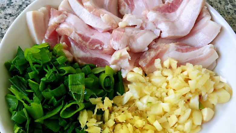 香菇炒肉片,五花肉切片<a style='color:red;display:inline-block;' href='/shicai/ 3250'>葱</a><a style='color:red;display:inline-block;' href='/shicai/ 37'>姜</a>蒜切粒备用